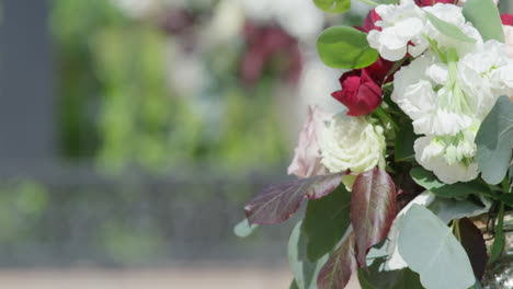 Blumenarrangementkorb,-Der-Sich-In-Einer-Hochzeitsdekoration-Im-Wind-Wiegt