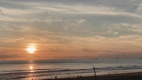 Romantischer-Blick-Vom-Sandstrand-Auf-Das-Meer-Bei-Sonnenaufgang-Mit-Dramatischen-Wolken
