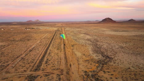 Flug-Neben-Einem-Angetriebenen-Gleitschirm-In-Der-Mojave-Wüste-Während-Eines-Farbenfrohen-Goldenen-Sonnenuntergangs