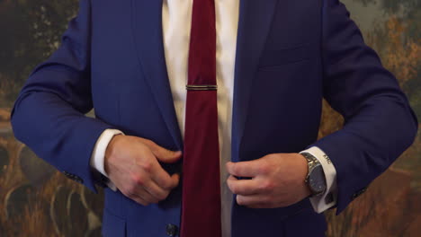 Bräutigam-Bereitet-Sich-Auf-Die-Hochzeit-Vor-Und-Schließt-Seine-Blaue-Anzugjacke-Mit-Krawatte