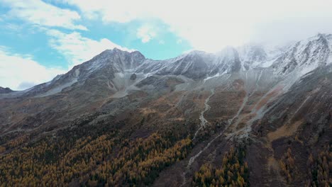 Vuelo-De-Drones-Sobre-Un-Impresionante-Valle-Alpino-Otoñal