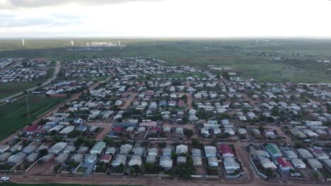 Drohnenvideo-Der-Vorstadtgemeinde-Emganwini-Mit-Hoher-Dichte-In-Bulawayo,-Simbabwe