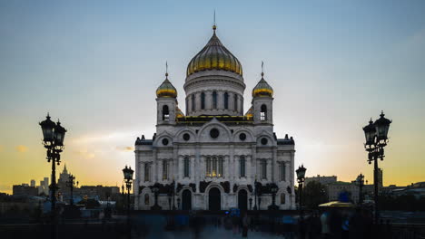 Vista-Exterior-De-La-Catedral-De-Cristo-Salvador,-Iglesia-Ortodoxa-Rusa-Al-Atardecer-En-Moscú,-Rusia