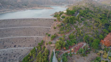 Luftaufnahme-Des-Staudamms,-Der-Das-Wasser-Der-Embalse-Del-Limonero-Zurückhält