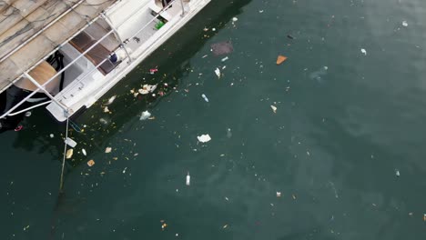 Verschmutzter-Ozean-Mit-Plastikmüll-Und-Müll,-Das-Konzept-Der-Umweltverschmutzung-Und-Umweltkatastrophe