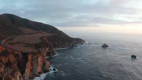 Luftaufnahme-Von-Big-Sur-Schroffen-Klippen-Und-Seelandschaft-Während-Des-Sonnenuntergangs-In-Kalifornien,-Usa