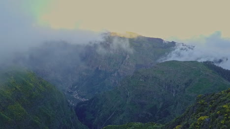 Luftaufnahme,-Die-über-Das-Schroffe,-Bewölkte-Tal-Auf-Madeira,-Portugal,-Schwenkt