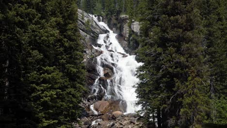 Schöne-Natur,-Die-Den-Versteckten-Wasserfall-Bei-Einer-Wanderung-Im-Grand-teton-nationalpark-In-Wyoming,-Usa,-Hochkippt