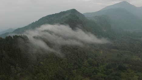 Nebel-Bedeckte-Die-Bewaldeten-Berge-In-Der-Nähe-Des-Lake-Atitlan-In-Guatemala