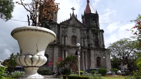 Eine-Gotik-Renaissance-Kirche-Im-Ganzen-Land-Außerhalb-Von-Manila