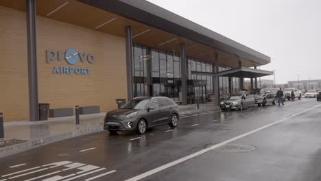 Drop-off-and-pick-up-at-the-Provo,-Utah-Municipal-Airport-on-a-day-with-snow,-sleet-and-rain