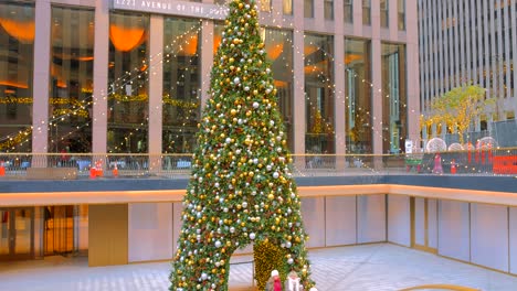 Las-Luces-De-Navidad-En-Exhibición-En-1221-Avenida-De-Las-Américas-En-Nueva-York,-Nueva-York