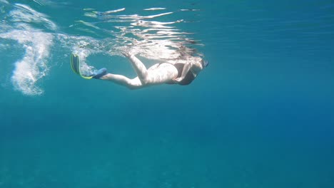 Mujer-Joven-Buceando-En-Agua-Azul-Clara-En-La-Playa-En-Kefalonia,-Grecia