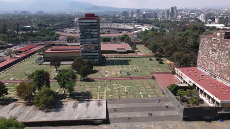 Weit-Aufsteigende-Luftaufnahme-Des-Campus-Der-Ciudad-Universitaria-In-Mexiko-Stadt