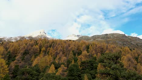 Drohnenflug-über-Ein-Atemberaubendes-Alpines-Tal-Im-Herbst