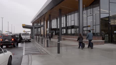 Menschen-An-Einem-Tag-Mit-Schnee,-Graupel-Und-Regen-Am-Städtischen-Flughafen-Von-Provo-Abzusetzen