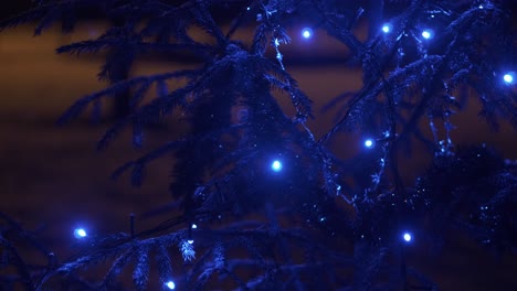 árbol-De-Año-Nuevo-Decorado-Con-Luces-Azules