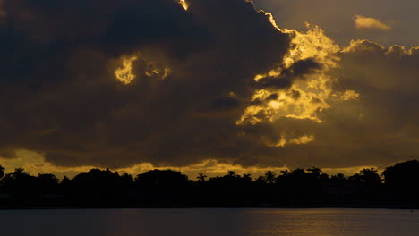 Dunkle-Wolken-Bewegen-Sich-Langsam-Vor-Der-Goldenen-Morgensonne-In-Südflorida,-U