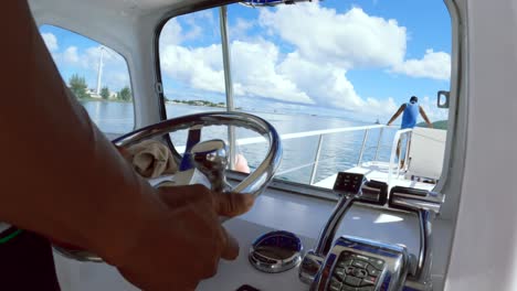 Seychelles,-Capitán-Trayendo-Clientes-En-La-Excursión-De-Un-Día-Al-Parque-Marino