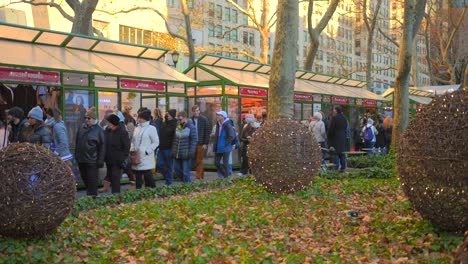 Shoppers-Rushing-On-Holidays-At-Bryant-Park-Christmas-Marketplace-In-New-York-City,-USA