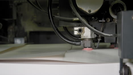 Papieranleger-Eines-Industriedruckers,-Der-Rohpapiermaterial-In-Die-Druckmaschine-Einführt