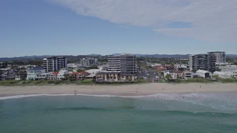 Luftbild-Von-Palm-Beach-Im-Sommer-In-Gold-Coast,-Queensland,-Australien---Drohnenaufnahme