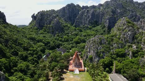 Stetige-Luftaufnahmen-Aus-Großer-Höhe-Dieses-Buddhistischen-Tempels-Und-Der-Wunderschönen-Kalksteinberge-In-Der-Umgebung