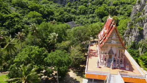 Luftgleitaufnahmen-Nach-Rechts,-Die-Kokospalmen-Und-Diesen-Buddhistischen-Tempel-Zeigen
