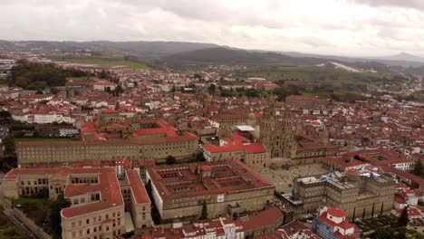 Aerial-drone-view-of-The-Santiago-de-Compostela-Archcathedral-Basilica-World-Heritage-Site-in-Galicia,-Spain