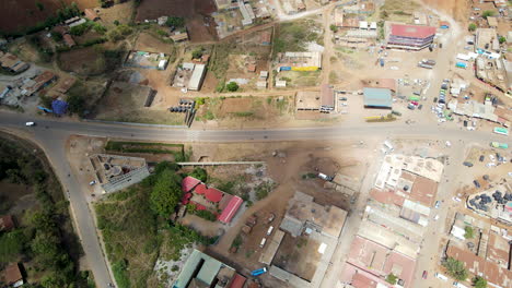 Luftaufnahme-Einer-Stark-Befahrenen-Straße,-Die-Durch-Eine-Kleinstadt-In-Kenia-Führt