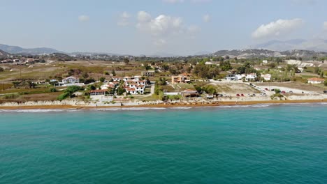 Panorama-Del-Asentamiento-De-Matzivanata-En-El-Paseo-Marítimo-De-La-Playa-De-Megas-Lakkos-En-Grecia