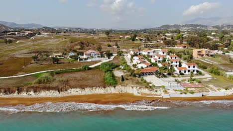 Luftaufnahme-Des-Strandes-Von-Megas-Lakkos-Im-Sommer-In-Griechenland---Drohnenaufnahme