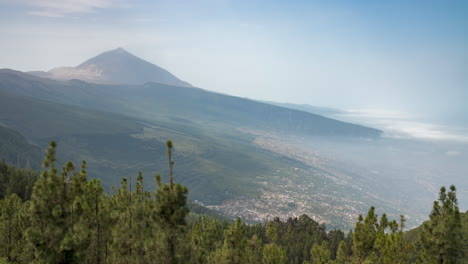 Mirador-Del-Pico-Del-Volcán-Teide,-Lapso-De-Tiempo-De-Día-Brumoso,-Pinos-En-Primer-Plano