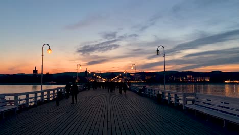 Menschen-In-Der-Silhouette-Am-Sopot-Pier-Bei-Sonnenuntergang