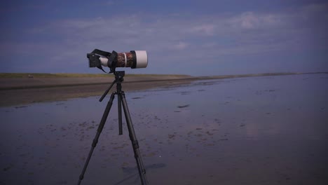 Großes-Teleobjektiv-An-Der-Kamera-Und-Stabiles-Stativ-Am-Strand-Im-Wattenmeer-Von-Texel