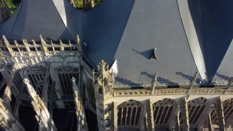 Luftaufnahme-Von-Einer-Erstaunlichen-Kathedrale-Bis-Zum-Horizont-Mit-Grünem-Feld-Und-Himmel