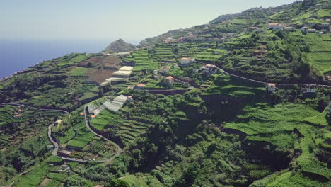 Luftaufnahme,-Die-Sich-über-Terrassenförmig-Angelegte-Landwirtschaftliche-Hänge-Von-Madeira-Portugal-Bewegt