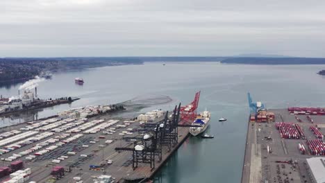 Puerto-De-Tacoma-En-La-Hermosa-Bahía-De-Comienzo---Toma-Aérea-De-Drones