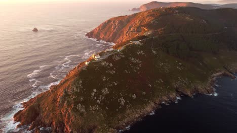 Antenne-Sonnenuntergang-Blick-Auf-Kap-Finisterre-Ende-Der-Erde-Während-Der-Goldenen-Stunde-Sonnenuntergang-Klippe-Felsformation-Atlantik-Meereslandschaft