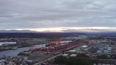 Vista-Panorámica-Del-Puerto-Marítimo-En-Tacoma,-Washington-Durante-El-Amanecer---Toma-Aérea-De-Drones