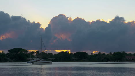 Segelboot-Verlangsamt-Sich-Am-Frühen-Morgen-Durch-South-Florida-Inlet