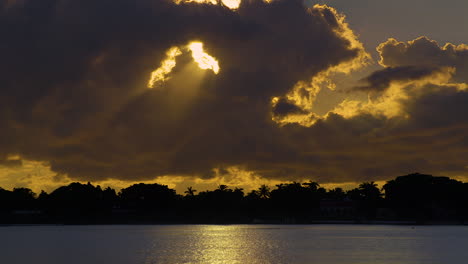 Goldene-Sonne,-Die-Durch-Loch-In-Wolken-über-Südflorida-wasser-Strömt