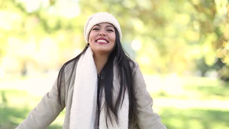 Chica-Atractiva-Sonriendo-En-El-Parque-En-Un-Día-Frío