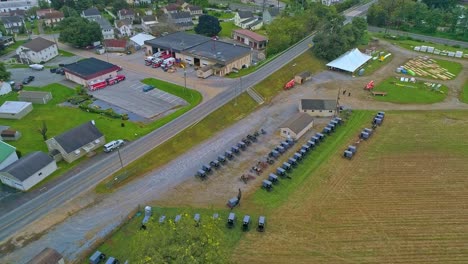 Eine-Luftaufnahme-Eines-Amish-Schlammverkaufs-Mit-Reihen-Von-Buggys,-Die-Zum-Verkauf-Angeboten-Werden