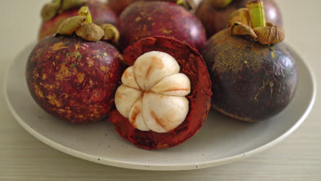 Fresh-ripe-mangosteen-fruits-on-white-plate