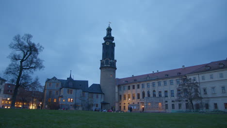 Bewegte-Wolken-über-Dem-Stadtschloss-Von-Weimar-Im-Zeitraffer-Von-Tag-Zu-Nacht