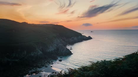 Schöner-Sonnenuntergang-über-Dem-Meerwasser,-Statische-Zeitlupe-Bretagne-Frankreich,-Atlantikküste