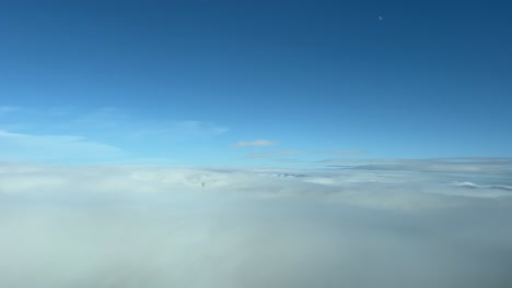 Schöne-Aussicht-Aus-Einem-Jet-Cockpit-Beim-Überfliegen-Einer-Stratuswolkenschicht-Beim-Sinkflug