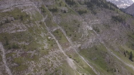 Luftrückzüge-Von-Steilen-Felsigen-Berghängen-Mit-Sich-Bewegenden-Schatten