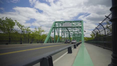 Autos-Fahren-Schnell-über-Eine-Brücke